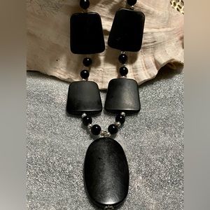 Black symmetric sandstone collar necklace